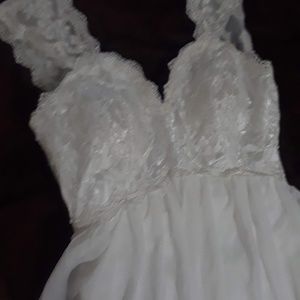 Beautiful flowy wedding dress